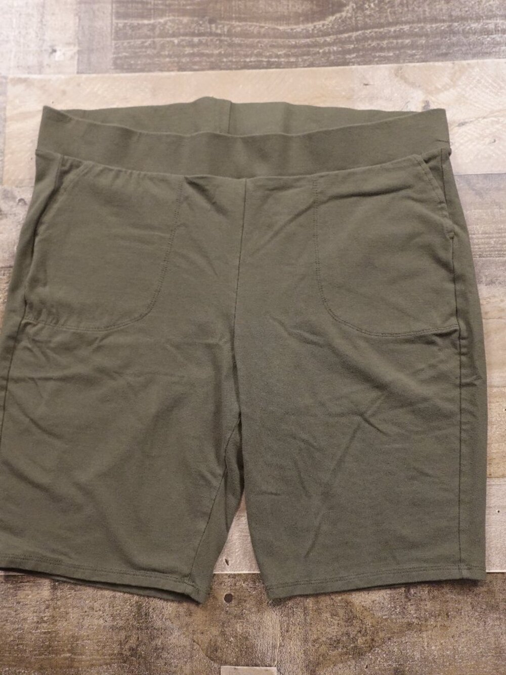 Torrid 9" Pocket Bike Shorts Women’s Size 3 Olive Green Stretch Casual